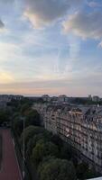 Vertikale schließen oben Aussicht von Paris Eiffel Turm Tour de Eiffel und Panorama- Aussicht Über Seine Fluss und Paris Stadt Sehenswürdigkeiten beim Sonnenuntergang video