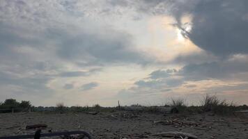 romantisch kleurrijk zonsondergang Bij de zee. zon Gaan naar beneden majestueus zomer landschap. verkennen schoonheid wereld, reis, vakantie, recreatie 4k beeldmateriaal mooi mysterieus lucht Bij zonsondergang Aan de strand video