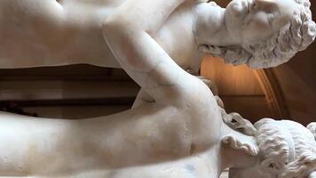 skulptur av tre flickor i de louvre tillverkad av vit marmor 26.04.23 paris Frankrike video