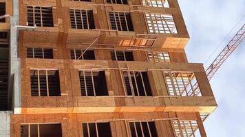 edificio construcción en Canadá Vancouver de madera casa marco inconcluso construcción Delgado paredes grua verano alojamiento preparación yo refugiado alojamiento abandonado casa video