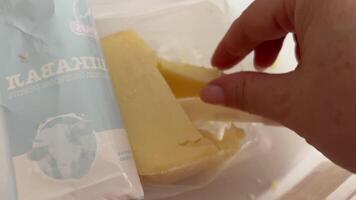 ouvrier dans une entrepôt de fait maison fromage préparé et approvisionné fromage, 4k agrafe video