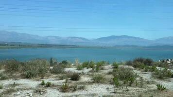 Albanië strand in saranda ksamil zee lucht Doorzichtig water weer bergen video