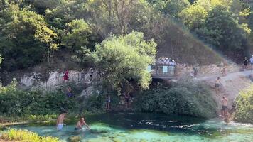 de blå öga syri jag kalter.berg vår. oigenkännlig människor bad, sommar, högtider blå öga albania belägen i sarande distrikt video