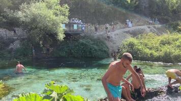 le bleu œil Syrie je kalter.montagne printemps. gens baignade, été, vacances bleu œil Albanie situé dans sarande district video