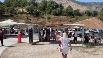 Blau Auge Albanien berühmt Tourist Platz Eingang im Albanien Blau Auge Menschen Touristen Vorbeigehen durch suchen schwebend im klar Wasser Sommer- Karte herzlich willkommen Natur UNESCO aufgeführt video