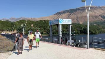 Blau Auge Albanien berühmt Tourist Platz Eingang im Albanien Blau Auge Menschen Touristen Vorbeigehen durch suchen schwebend im klar Wasser Sommer- Karte herzlich willkommen Natur UNESCO aufgeführt video