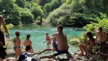 blauw oog Albanië beroemd toerist plaats Ingang in Albanië blauw oog mensen toeristen voorbijgaan door op zoek drijvend in Doorzichtig water zomer kaart Welkom natuur UNESCO vermeld video