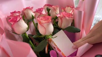 carta per fiori bellissimo rosa Rose nel pacchetto per compleanno ragazze mano si apre carta Congratulazioni compleanno Sette luminosa fiori Da donna giorno nel mani Telefono grazie voi per regalo. Congratulazioni caro video