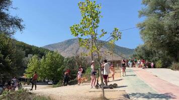 blu occhio Albania famoso turista posto Ingresso nel Albania blu occhio persone turisti passaggio di guardare galleggiante nel chiaro acqua estate carta geografica benvenuto natura unesco elencati video