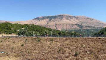 a azul olho Síria Eu kalter.montanha Primavera. pessoas banho, verão, feriados azul olho Albânia localizado dentro Sarande distrito video