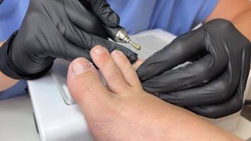 hardware pedicure, piede trattamento. professionale hardware pedicure utilizzando un elettrico dispositivo. cliente su medico pedicure procedura. podologia clinica. podologia. video