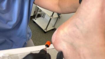 pedicure mestre usa unha tosquiadeiras enquanto corte unhas dos pés dentro pedicure salão video