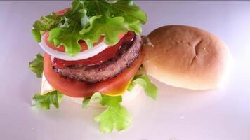 Burger savoureux frais isolé sur fond noir video