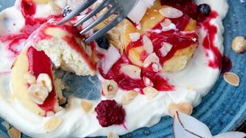 Cottage cheese fritters or ricotta pancakes served with fresh berries, sour cream and honey. Closeup view. Sweet breakfast food or coffee dessert video