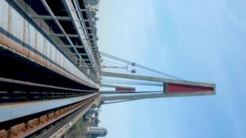 surrey Vancouver Linie Skytrain auf das Brücke das Aussicht von das Vorderseite Fenster auf das Straße Nebel im das Entfernung Sie können sehen das Stadt im das Entfernung einer können sehen Wolkenkratzer im dicht Rauch im das Nebel video