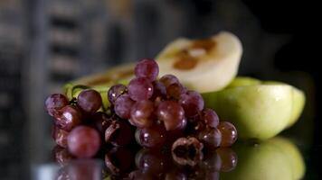 podre maçãs, uvas expirado uvas estão jogado longe para disposição e reciclando. orgânico desperdício. video