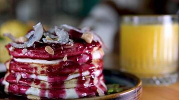 pannkakor med banan och kokos flingor. dekorera pannkakor med kokos flingor pannkakor orange juice video