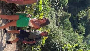 blauw oog Albanië beroemd toerist plaats Ingang in Albanië blauw oog mensen toeristen voorbijgaan door op zoek drijvend in Doorzichtig water zomer kaart Welkom natuur UNESCO vermeld video