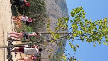 azul olho Albânia famoso turista Lugar, colocar Entrada dentro Albânia azul olho pessoas turistas passagem de olhando flutuando dentro Claro água verão mapa bem-vinda natureza unesco listado video