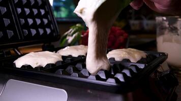 processo do preparando doce delicioso waffles dentro elétrico waffle ferro usando Comida processador batida ingredientes adicionar açúcar fechar-se cozinhando mostrar receita leite girassol óleo café da manhã com framboesas decorar video