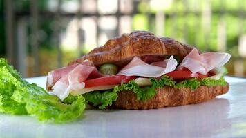 brioche Sandwich con carne jamon prosciutto con pomodoro lattuga cibo ricco pezzi di formaggio nel prima colazione Francia su un' bianca piatto costoso ristorante Hotel ottenere un' pezzo di carne con un' forchetta video