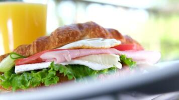 Croissant mit Ei, Fleisch, Tomaten und Brie Käse Frühstück Mittagessen auf ein Teller serviert im ein Luxus Hotel im Frankreich Snack Brunch genießen Essen zum ein Gourmet video