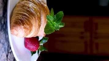 brioche con menta e fragole posto per testi sfondo pubblicità cartolina bandiera vuoto per qualunque sociale reti di il Internet invito per cena prima colazione francese cibo pasticcini delizioso video