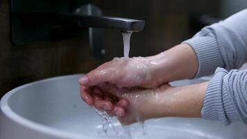processo do lavando mãos menina lavagens dela mãos dentro a banheiro banheiro restrum lista acima mangas Sabonete mãos enxaguar com bastante do água proteção a partir de doenças coronavírus limpeza limpeza video