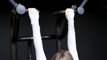 ensemble protéine. processus de à venir à Gym de toilette casier pièce à exercice équipement. femme exercice faire des exercices dans Gym aptitude formation sport avec haltère la musculation, athlète constructeur muscles video