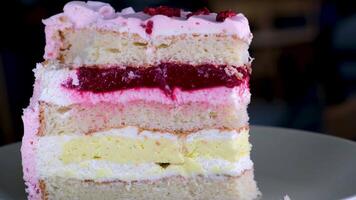 fraise coquelicot gâteau avec crème dans une assiette sur bientôt une bleu Contexte video