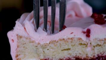 uso un' metallo cucina spatola per separato un' pezzo a partire dal il torta. torta con rosso e bianca strati. il Prodotto è decorato con rosso frutti di bosco e rosso crema. preparazione per il compleanno. video