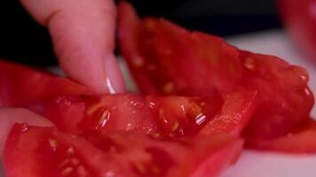 rijp rood tomaten Aan een houten hakken bord, meerdere rijp tomaten gedurende Koken video