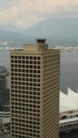 Vancouver, bc Canadá negligenciar centro da cidade Vancouver a partir de topo do Vancouver girando restaurante durante pôr do sol dentro verão video