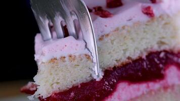 Nahansicht Dessert auf Restaurant Tisch, Kuchen oder Käsekuchen mit Beeren. Mädchen hält Löffel im Hand, geht kaputt aus Stück und schmeckt Es, Essen. Schönheit Portion von Gericht. köstlich Essen und Süße. Verkostung. video