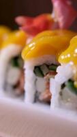 avvicinamento, Mango Sushi impostato su bianca argilla piatto bianca sfondo Mango e crema formaggio Sushi gusto video