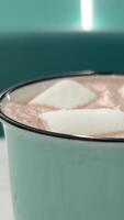 buongustaio caldo cioccolato latte tazza con cappuccino caffè. caffè Cortado con di spessore latte schiuma. rotazione un' bicchiere con Cortado spagnolo caffè video