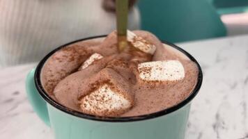 buongustaio caldo cioccolato latte tazza con cappuccino caffè. caffè Cortado con di spessore latte schiuma. rotazione un' bicchiere con Cortado spagnolo caffè video