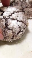 femmina mani impastare cioccolato Impasto per rendere cioccolato patata fritta biscotti. fabbricazione cioccolato patata fritta biscotti e Pan di zenzero. fabbricazione biscotto Impasto. avvicinamento. video