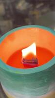 Erstellen ein entspannend Umgebung mögen Nein andere Verbrennung aromatisch Kerze und Eukalyptus Ast auf Tabelle video