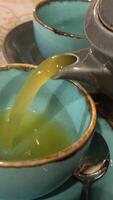 manos verter caliente bebida jengibre raíz té limón desde tetera para frío tratamiento y prevención video
