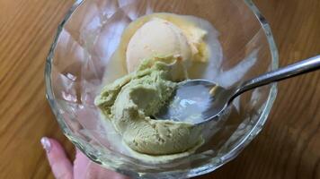 Nahansicht schöpfen Limette mit ...-Geschmack Sorbett Eis Creme, oben Aussicht Essen Konzept. video