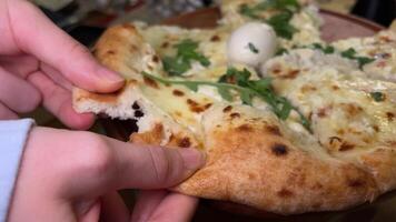 extremo cerca arriba ver de Pizza margherita quattro formaggi. el cocinar gira el Pizza alrededor sus eje video