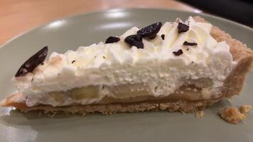 Pomme Tarte avec crème une l'eau à la bouche fraîchement cuit Pomme tarte avec une scoop de vanille la glace crème video