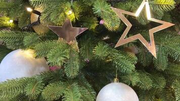 Natale albero decorazione con caduta neve, liscio movimento telecamera con parallasse effetto video