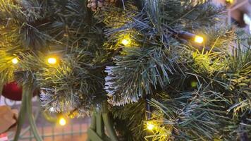 contento nuovo anno Natale albero decora tremolante leggero lampadina con rosso bicchiere palla e oro sfondo. video