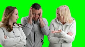 familj gräl kvinnor mot män två flickor mor och dotter skälla far Vinka händer man omslag hans ansikte i Skräck dålig relation uppgörelse video