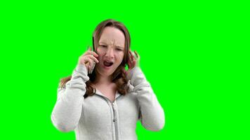 sorpresa de un Adolescente niña abierto su boca hablando en el teléfono escucha cerca oído necesitar a oír es eso De Verdad en un blanco estudio antecedentes sorpresa un desagradable sorpresa video