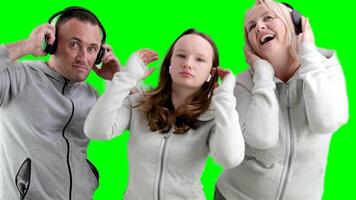 mooi zo positief-psychisch relaties in de familie goedkeuring tiener- meisje dansen Aan een wit achtergrond in hoofdtelefoons de meisje shows de beweging van de ouders verhogen hun duimen omhoog ze Leuk vinden video