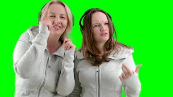 moeder en dochter dans Golf hun inhoudsopgave vingers in de kader zingen een lied met hoofdtelefoons vriendschap van Dames verschillend generaties mooi zo relaties adolescentie psychologisch ondersteuning video