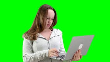 fille avec colère mécontent dactylographie texte sur portable clavier problèmes résolution difficulté réticence à étude envoyer des SMS avec ami querelle sur blanc Contexte dans studio gadget adolescent adolescence psychopathes video